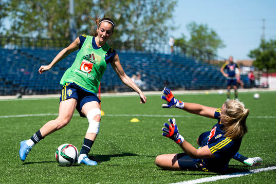 Sveriges Kosovare Asllani och målvakt Hilda Carlén