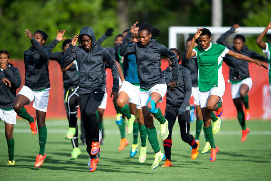 Nigerias Asisat Oshoala och Oerpetua Nkwocha