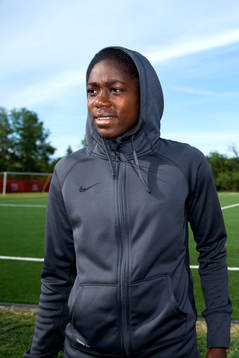 Nigerias Asisat Oshoala bli intervjuad