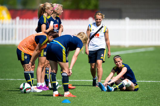 Sveriges sjukgymnast Annica Näsmark och Kosovare Asllani