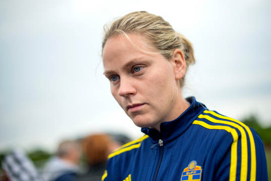 Sveriges Lisa Dahlkvist blir intervjuad innan en träning
