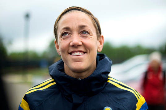 Sveriges Therese Sjögran blir intervjuad innan en träning