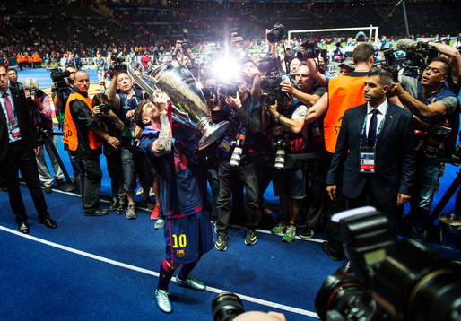 Barcelonas Lionel Messi kysser pokalen