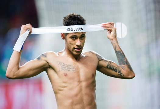 Barcelonas Neymar tar på sig en bandana med texten "100%