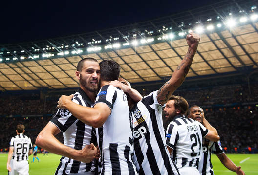 Juventus Leonardo Bonucci och Alvaro Morata kramar om