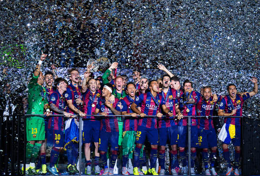 Barcelonas spelare jublar med pokalen