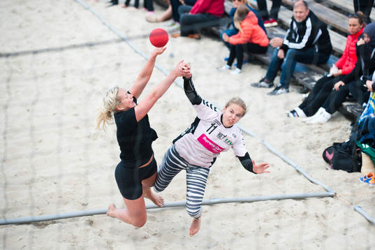 OV Damernas spelare skjuter