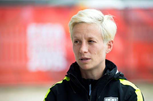 s Megan Rapinoe på en presskonferens innan en träning