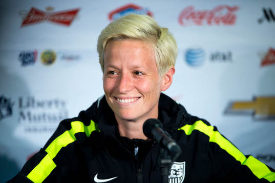 s Megan Rapinoe på en presskonferens innan en träning
