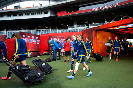 Sveriges Lisa Dahlkvist och Kosovare Asllani går in på