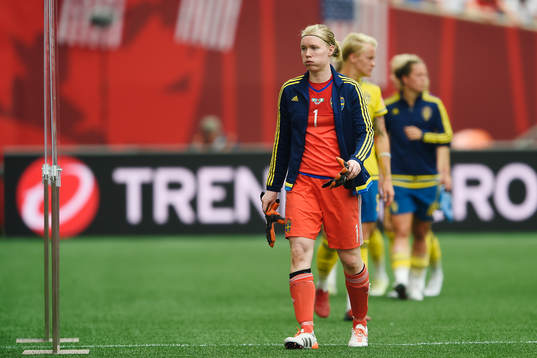 Sveriges målvakt Hedvig Lindahl deppar