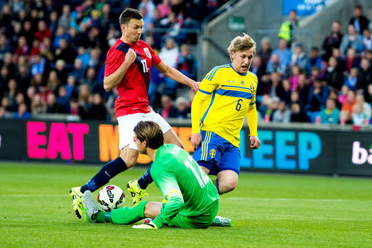 Sveriges Emil Forsberg och Norges målvakt Örjan Håskjold