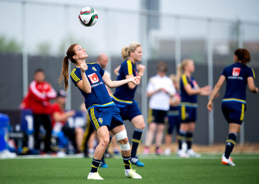 Sveriges Kosovare Asllani nickar en boll