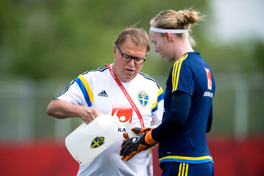 Sveriges läkare Yelverton Tänger häller upp vatten åt