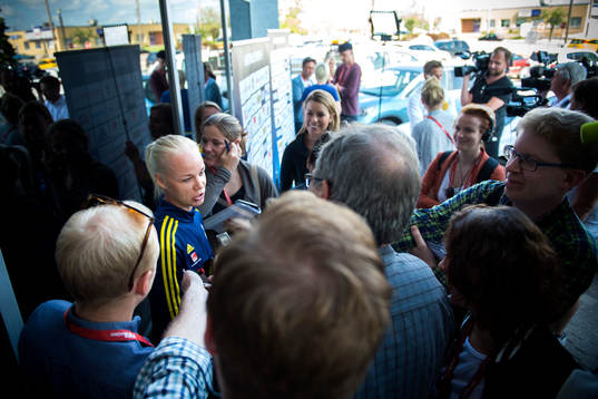Sveriges Caroline Seger blir intervjuad