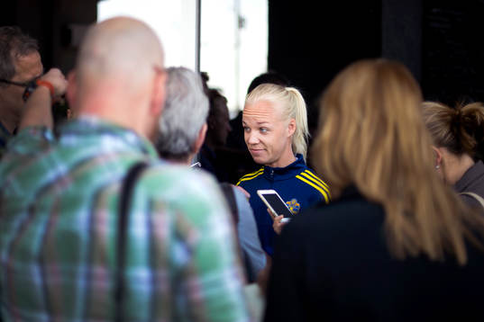 Sveriges Caroline Seger blir intervjuad