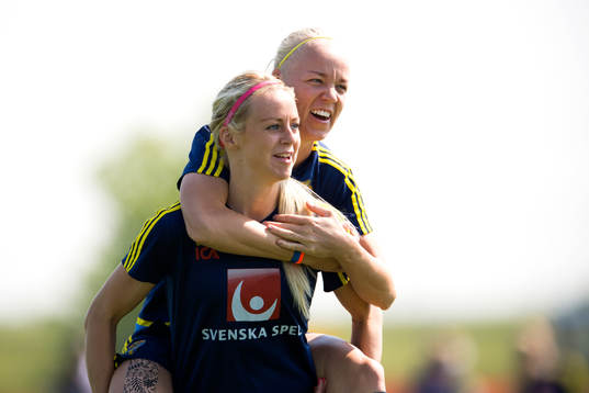 Sveriges Amanda Ilestedt och Caroline Seger