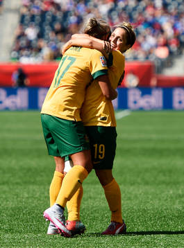 Australiens Kyah Simon jublar med Katrina Gorry