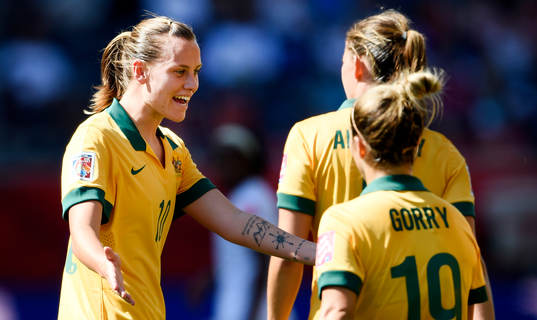 Australiens Emily van Egmond jublar med Katrina Gorry