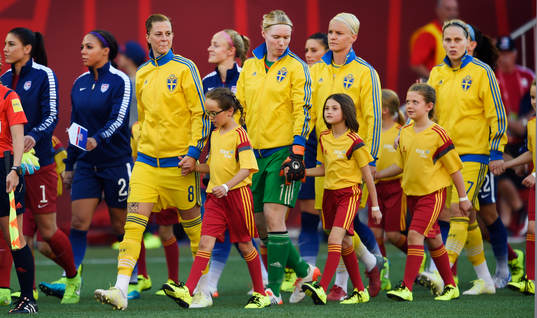 Sveriges Lotta Schelin, målvakt Hedvig Lindahl, Nilla
