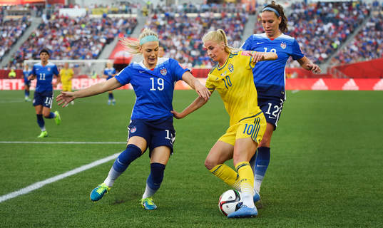 s Julie Johonston, Lauren Holiday i duell mot Sveriges