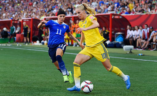 s Ali Krieger och Sveriges Sofia Jakobsson