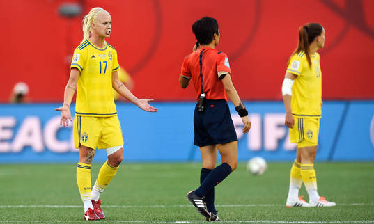 Sveriges Caroline Seger är irriterade på domre Naomi