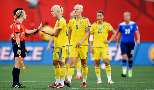 Sveriges Caroline Seger och Nilla Fischer är irriterade