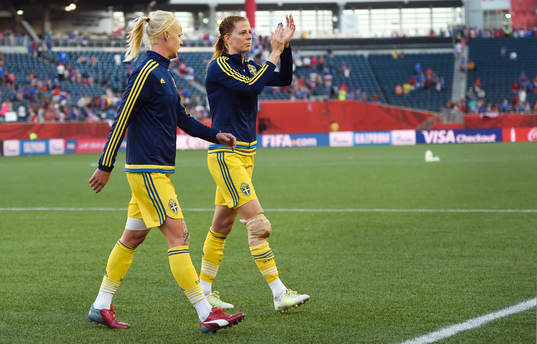Sveriges Caroline Seger och Lotta Schelin