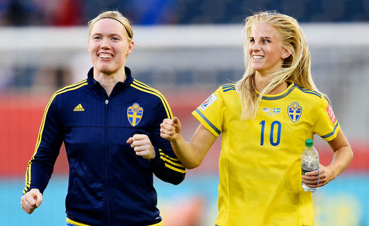 Sveriges målvakt Hedvig Lindahl och Sofia Jakobsson