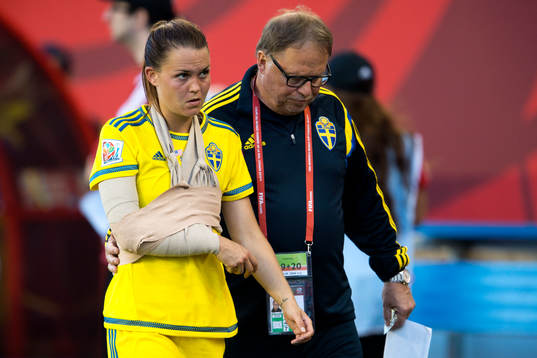 Sveriges Emilia Appelqvist med lindad arm