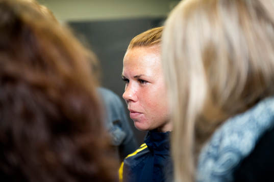 Sveriges Jessica Samuelsson blir intervjuad