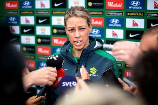 Australiens Alanna Kennedy blir intervjuad