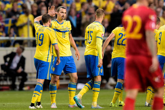 Sveriges Zlatan Ibrahimovic och Marcus Berg jublar