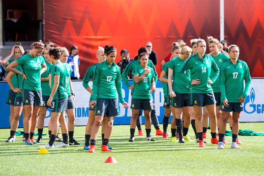 Spelarna värmer upp innan en träning med australiens