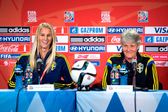 Sveriges Sofia Jakobsson och förbundskapten Pia Sundhage