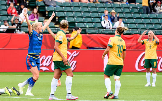 Sveriges Sofia Jakobsson har gjort 1-1 och jublar