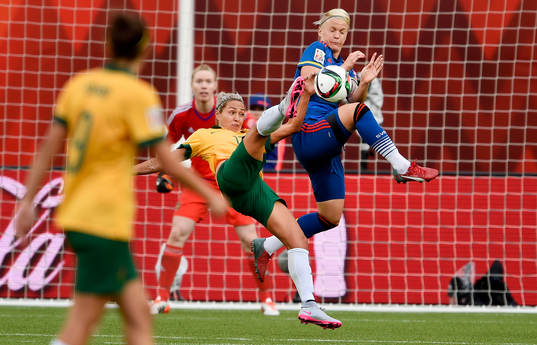 Australiens Kyah Simon och Sveriges Nilla Fischer