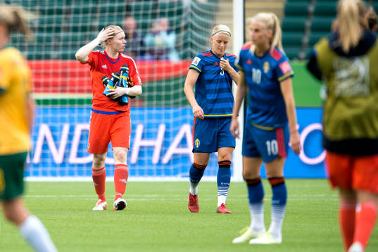 Sveriges målvakt Hedvig Lindahl och Nilla Fischer deppar