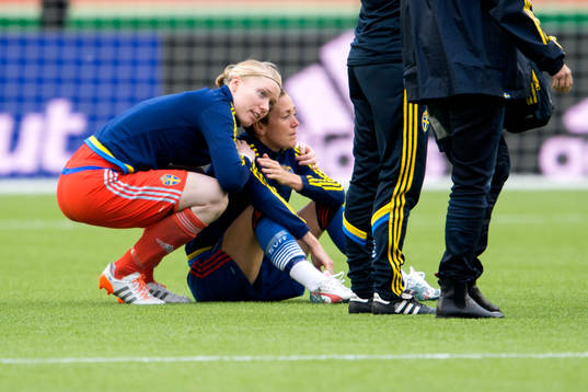 Sveriges målvakt Hedvig Lindahl kramar om Therese Sjögran
