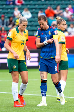 Australiens Alanna Kennedy och Sveriges Lotta Schelin