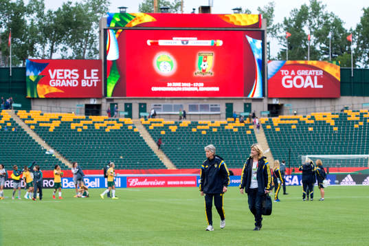 Sveriges förbundskapten Pia Sundhage lämnar planen