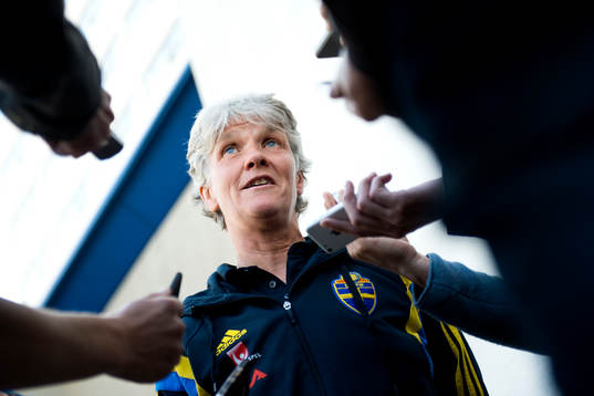Sveriges förbundskapten Pia Sundhage blir intervjuad