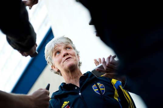 Sveriges förbundskapten Pia Sundhage blir intervjuad