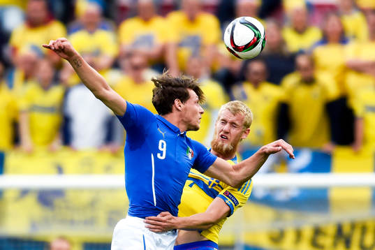 Italiens Andrea Belotti och Sveriges Filip Helander