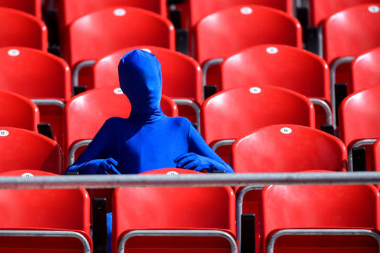 En svensk supporter före åttondelsfinalen i VM mellan