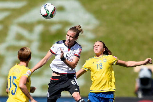 Tysklands Simone Laudehr och Sveriges Jessica Samuelsson i