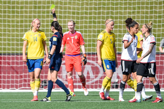 Sveriges Amanda Ilestedt tilldelas gult kort samtidigt som