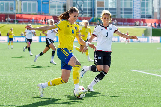 Sveriges Lotta Schelin och Tysklands Saskia Bartusiak