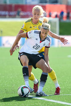 Sveriges Caroline Seger och Tysklands Lena Goessling i en